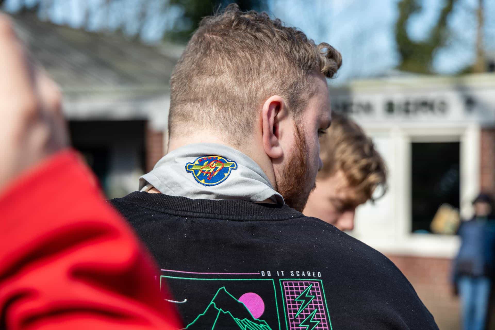 Header foto van vrijwilliger met HIT Mook das
