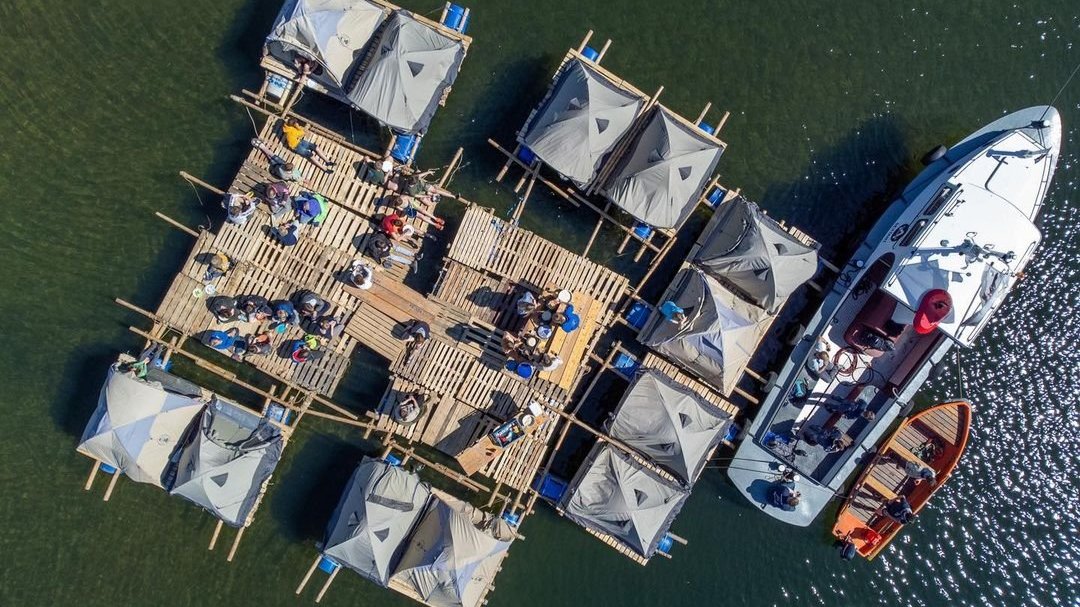 Header foto van floating camp experience